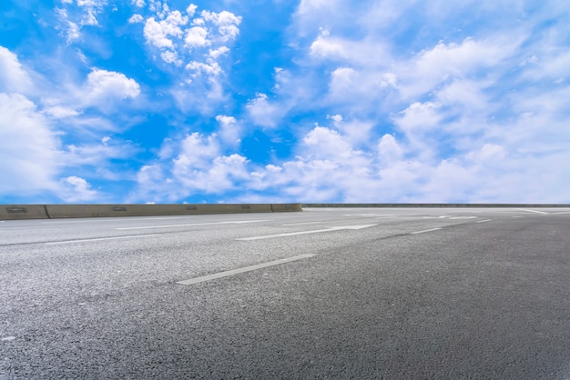 céu azul e nuvens