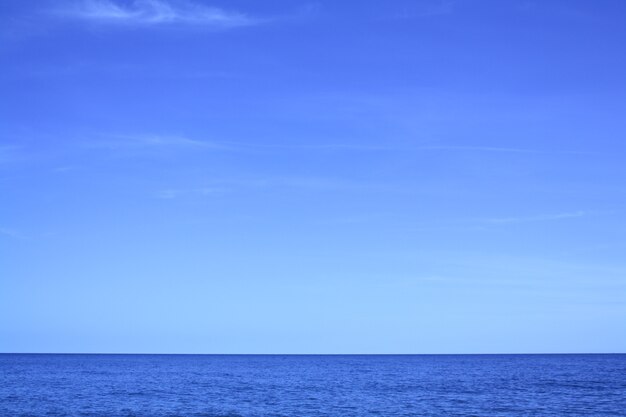 Céu azul e paisagem do mar