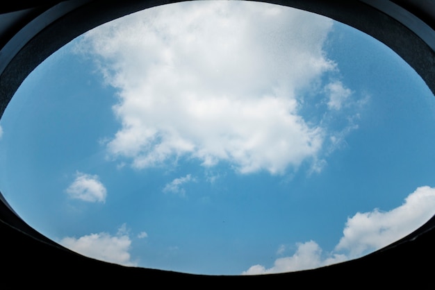 Foto grátis céu azul nublado por uma janela
