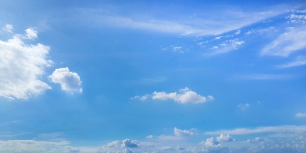 Céu claro e ensolarado com nuvens no fundo azul