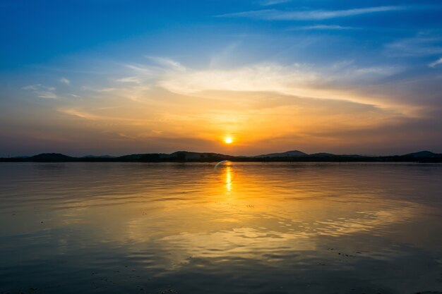 Céu colorido ao pôr do sol no lago