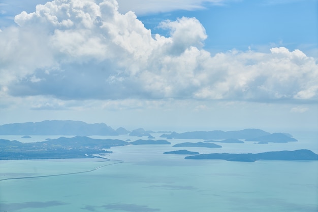 Foto grátis céu com nuvens brancas e azuis