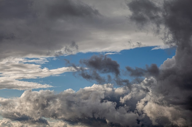 Céu dramático com nuvens cinzentas sobre a cidade antes da tempestade. tempo antes ou depois de uma tempestade.