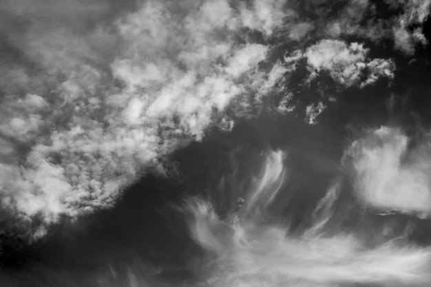 Foto grátis céu dramático do pôr do sol com nuvens tiro preto e branco de nuvens ao pôr do sol beleza da natureza tempo de férias ideia para plano de fundo ou tela