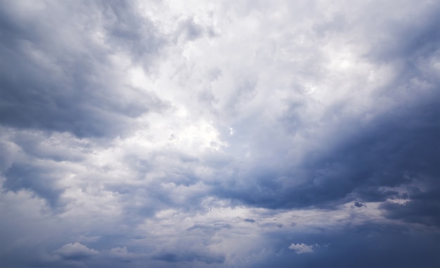 Céu dramático nublado e tempestuoso em preto e branco.