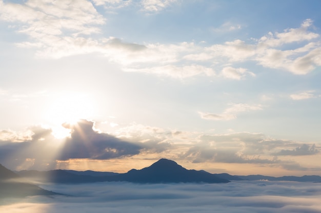 Foto grátis céu fantástico com sol brilhante