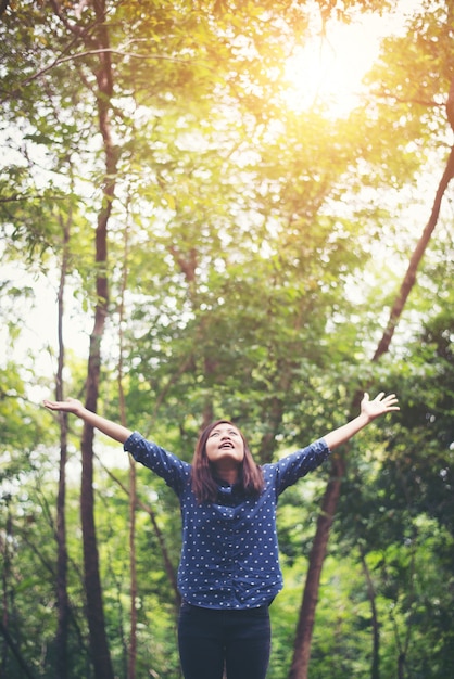 Céu harmonia asiático relaxamento menina