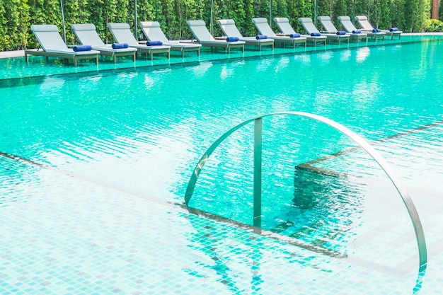 Céu jardim ao ar livre na piscina do verão