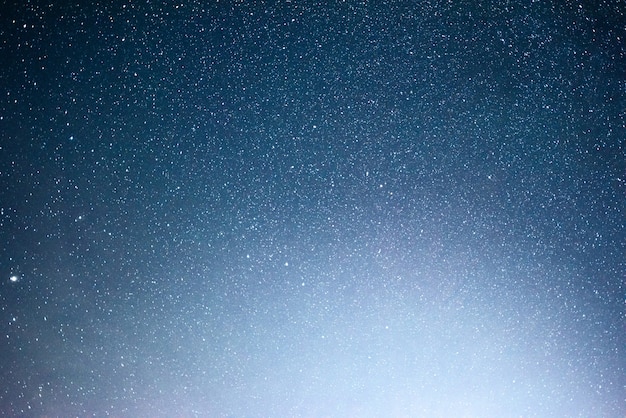 Foto grátis céu noturno vibrante com estrelas, nebulosa e galáxia.