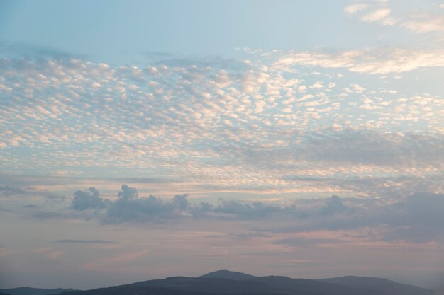 Céu nublado com luz do dia