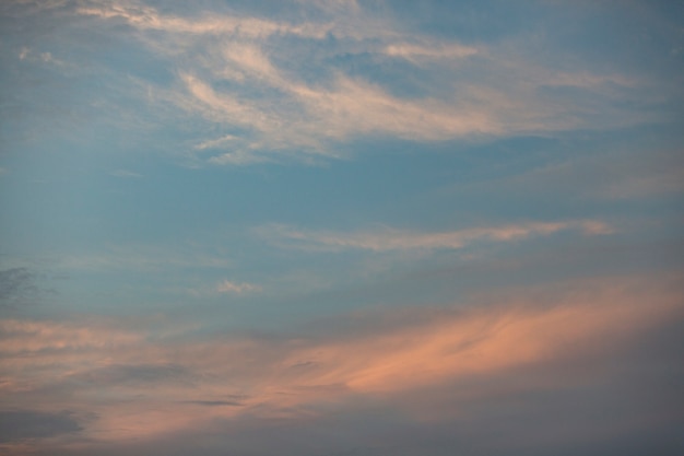 Céu nublado com luz do dia