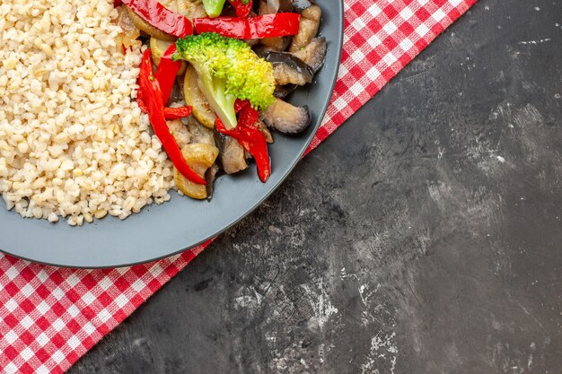 Foto grátis cevada pérola com saborosos vegetais cozidos na mesa cinza