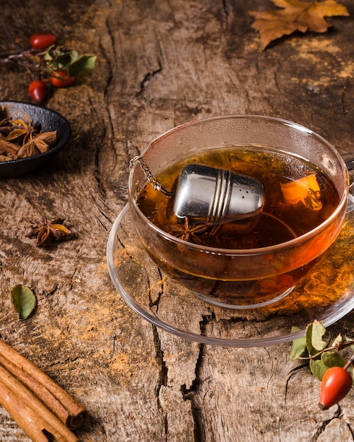 Foto grátis chá alto em copo com canela na madeira