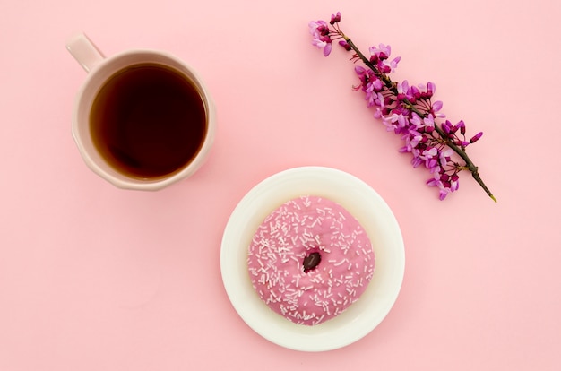 Chá ao lado de um donut