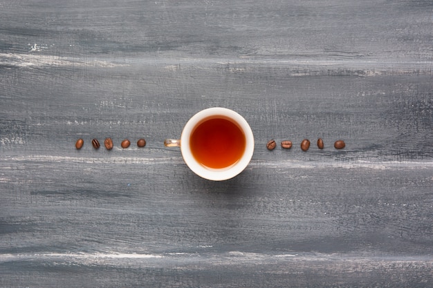 Foto grátis chá com arranjo de grãos de café