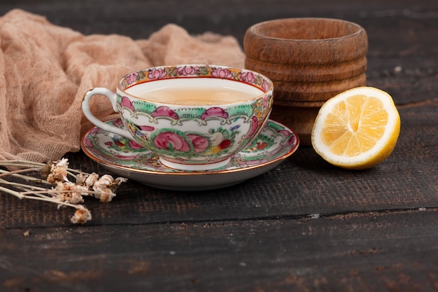 Chá com limão e prímulas em cima da mesa