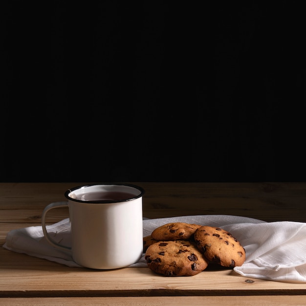 Chá da frente com biscoitos