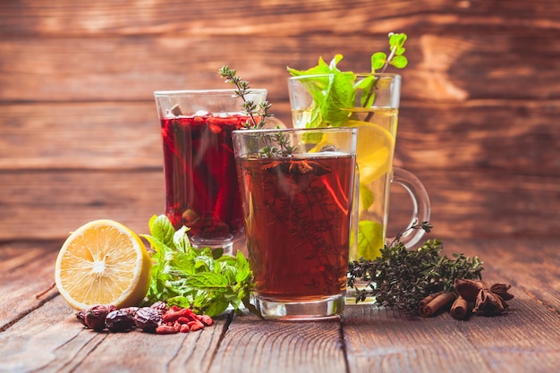 Chá de ervas aromático com tomilho, hortelã, cranberry, limão para saudável no inverno
