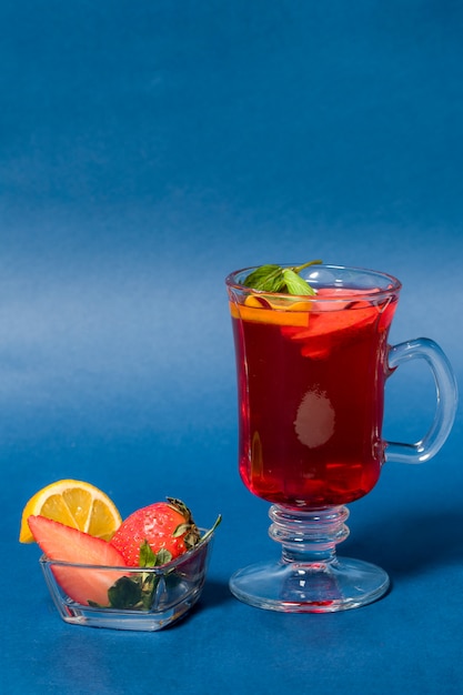 Foto grátis chá de frutas na mesa