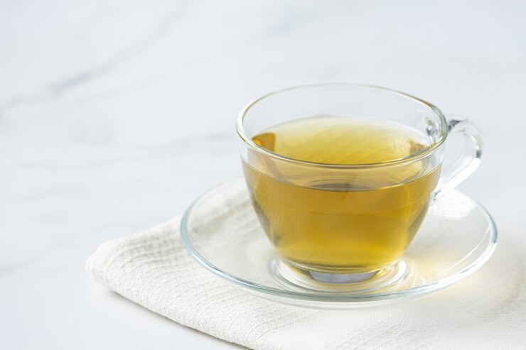 Foto grátis chá de stevia em copo de vidro sobre a mesa