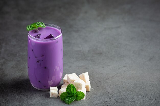 Chá gelado de batata taro na mesa