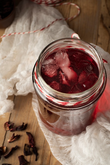 Foto grátis chá gelado de hibisco refrescante em recipiente de vidro transparente