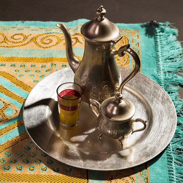 Chá quente árabe tradicional de close-up no tapete de oração