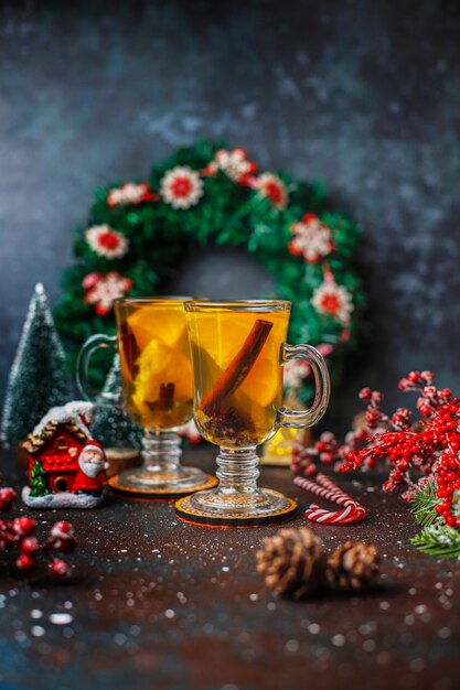 Chá quente de inverno de aquecimento saudável com laranja, mel e canela.