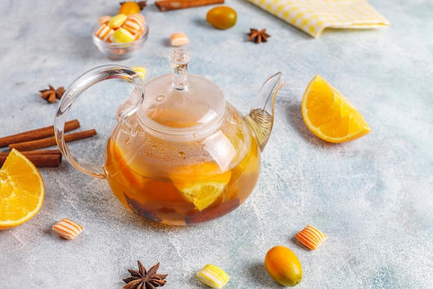 Chá quente de inverno de aquecimento saudável com laranja, mel e canela.