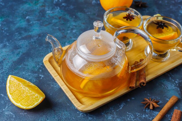 Chá quente de inverno de aquecimento saudável com laranja, mel e canela.