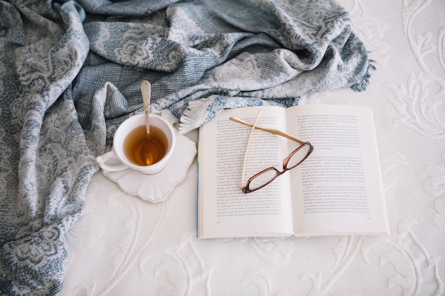 Chá quente e livro na cama