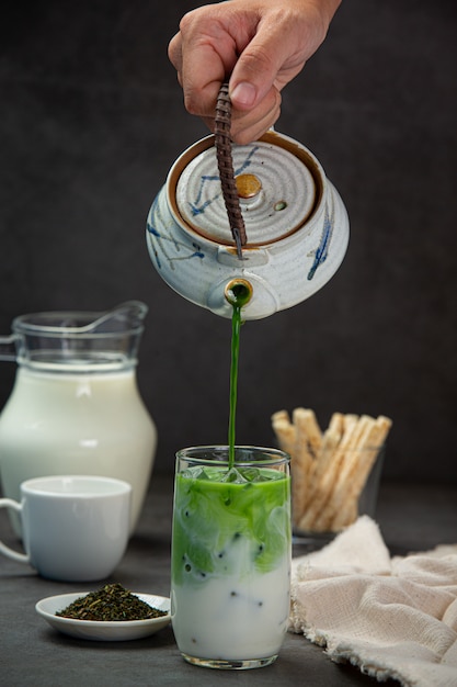 Foto grátis chá verde, leite fresco, servido com deliciosos petiscos.