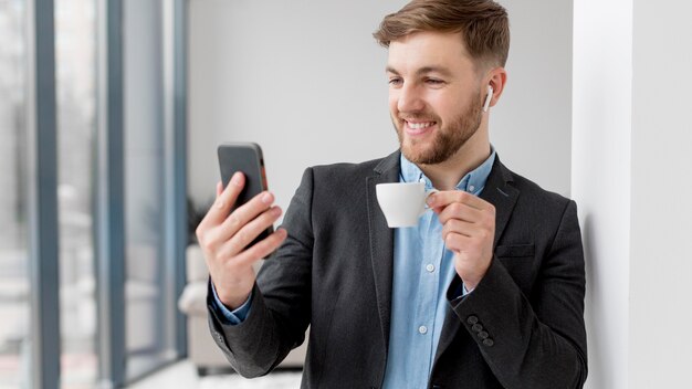 Chamada de vídeo de homem de negócios no celular