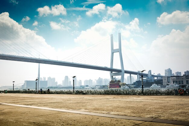 Chamado bayi bridge na noite de shangai china.