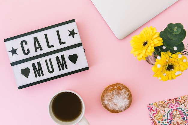 Foto grátis chame a inscrição de mãe com flores e chá