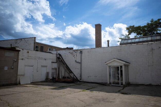 Chaminé na área urbana e edifícios antigos