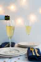 Foto grátis champanhe, despejar, em, vidro, branco, prato