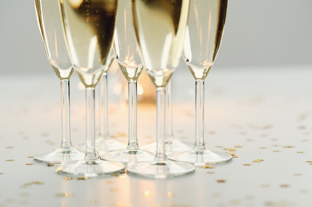 Foto grátis champanhe em copos