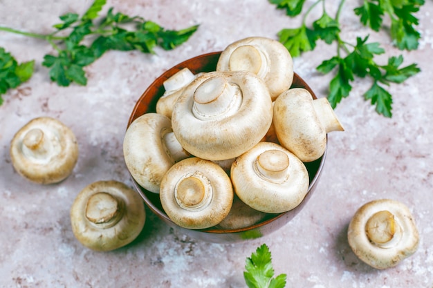 Champignon de cogumelos brancos orgânicos frescos