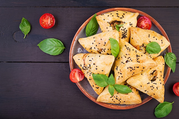 Foto grátis chamuças com filé de frango e ervas verdes