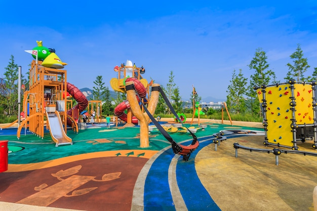 Foto grátis chão vermelho complexo infantil ao ar livre colorido