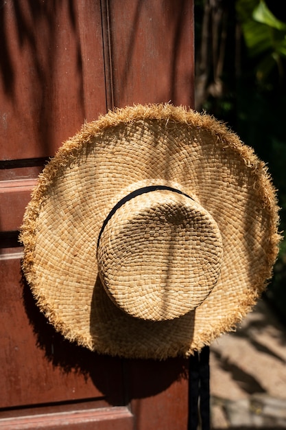 Chapéu de alto ângulo pendurado na maçaneta