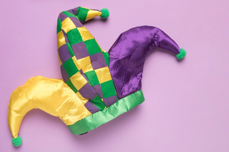 Foto grátis chapéu de carnaval colorido sobre fundo roxo