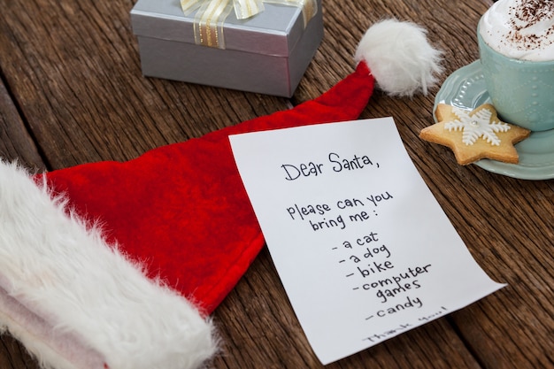 Foto grátis chapéu de santa com uma letra e um copo