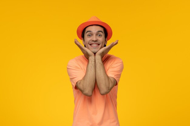 Chapéu laranja bonitão bonitão em camiseta laranja com o chapéu super feliz e sorridente