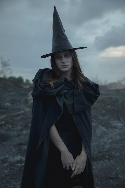 Chapéu preto de bruxa e homem de roupas