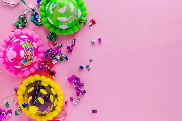 Foto grátis chapéus de festa coloridos em rosa