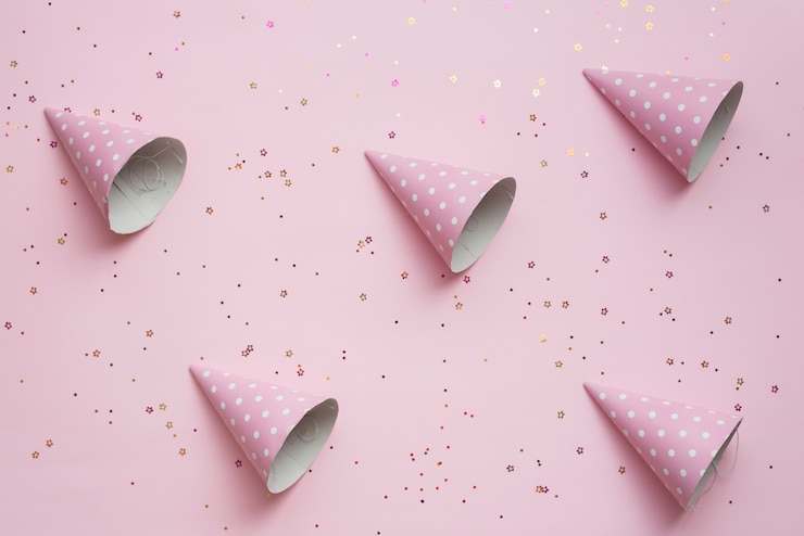 Foto grátis chapéus de festa de cor pastel vista superior