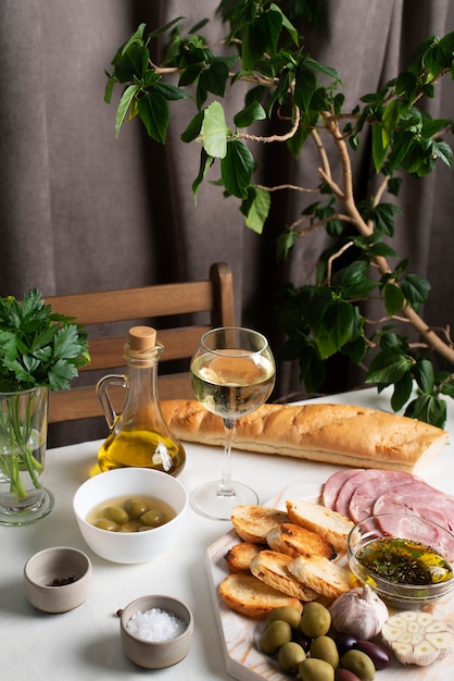 Foto grátis charcutaria com variedade de carnes e pão