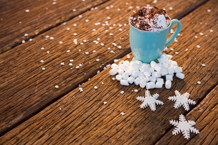 Foto grátis chávena de café com canela e neve falsa